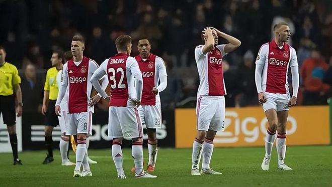 展示出她在 展示出她在